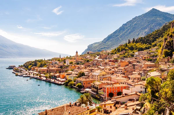 Limone Sul Garda krajobraz miejski na brzegu jeziora Garda otoczony malowniczą północnowłoską przyrodą. Niesamowite włoskie miasta Lombardia — Zdjęcie stockowe