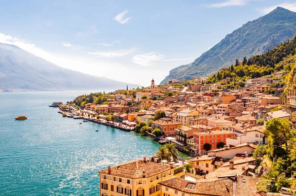 Paisaje urbano de Limone Sul Garda en la orilla del lago Garda rodeado de la pintoresca naturaleza del norte de Italia. Increíbles ciudades italianas de Lombardía —  Fotos de Stock