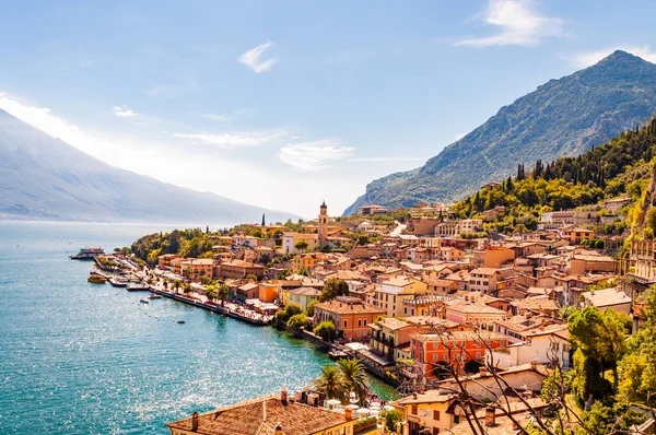 Paisaje urbano de Limone Sul Garda en la orilla del lago Garda rodeado de la pintoresca naturaleza del norte de Italia. Increíbles ciudades italianas de Lombardía —  Fotos de Stock