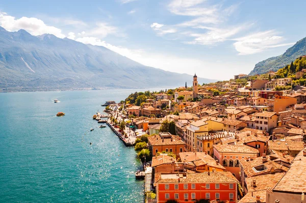 Paisaje urbano de Limone Sul Garda en la orilla del lago Garda rodeado de la pintoresca naturaleza del norte de Italia. Increíbles ciudades italianas de Lombardía Fotos De Stock