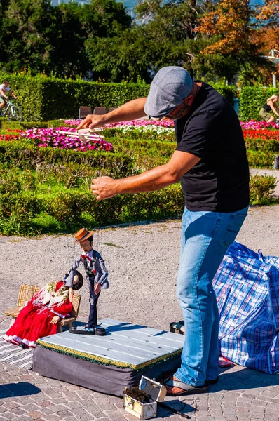 Sanatçı kuklacı oyuncağıyla Riva del Garda şehrindeki Garda Gölü 'nde gösteri yapıyor. — Stok fotoğraf
