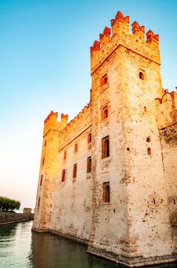 Scaligero Kalesi 'nin ya da Sirmione Kalesi' nin duvarları Garda Gölü 'nün su kanallarıyla çevrili..