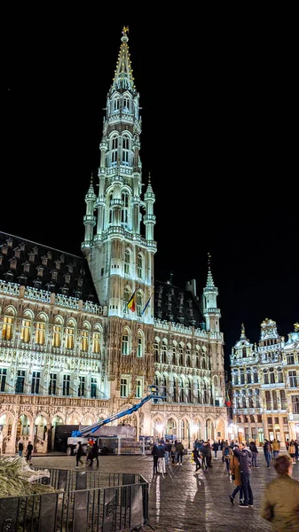 Nocne ujęcie podświetlanych fasad na Wielkim Placu lub Placu, również używane w języku angielskim lub Grote Markt lub Grand Market, który jest centralnym placem Brukseli. — Zdjęcie stockowe