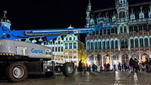 Night shot of telescopic boom lift machine standing on the Grand Place or Square or Grote Markt or Grand Market that is the central square of Brussels. — Stock Photo, Image