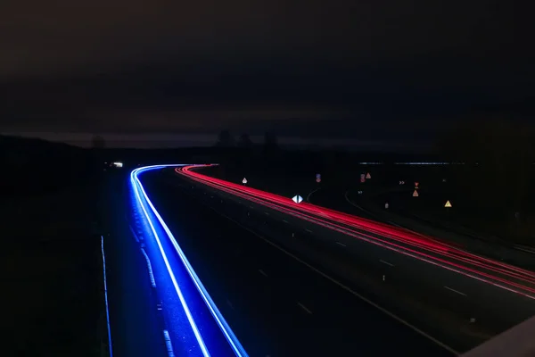 Highway Ljusmålning Kördes Från Strålkastare Natten — Stockfoto