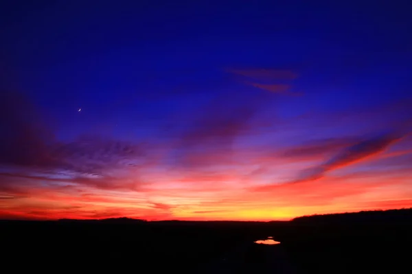 Nuvens Muito Coloridas Céu Dramático Pôr Sol Romântico Campo Belo — Fotografia de Stock