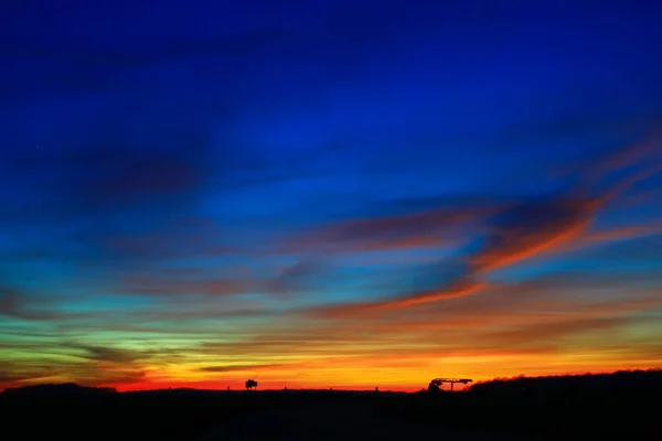 Nuvens Muito Coloridas Céu Dramático Pôr Sol Romântico Campo Belo — Fotografia de Stock
