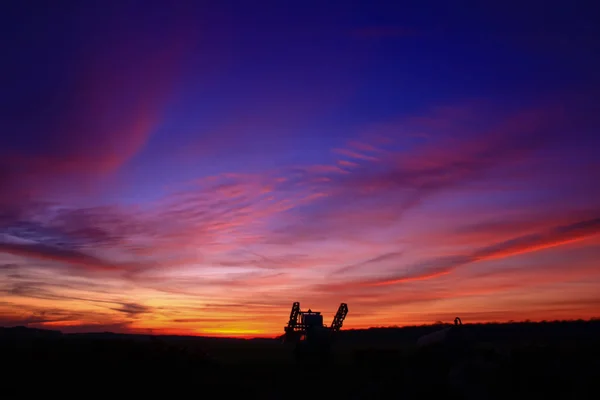 Incrível Pôr Sol Muito Colorido Campo Silhueta Uma Máquina Agrícola — Fotografia de Stock