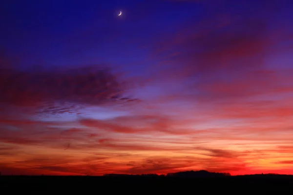 Nuvens Muito Coloridas Céu Dramático Pôr Sol Romântico Campo Belo — Fotografia de Stock