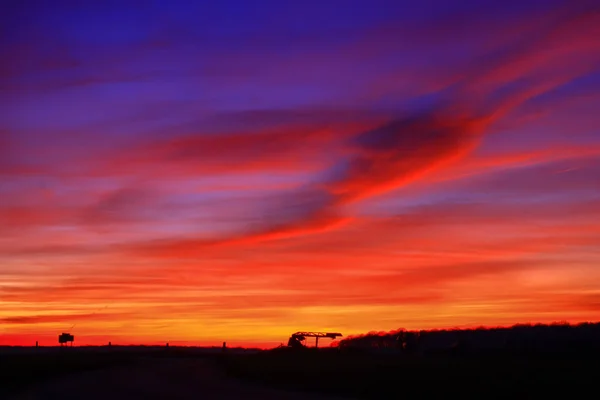 Nuvens Muito Coloridas Céu Dramático Pôr Sol Romântico Campo Belo — Fotografia de Stock