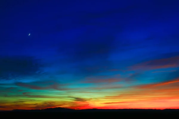 Nuvens Muito Coloridas Céu Dramático Pôr Sol Romântico Campo Belo — Fotografia de Stock