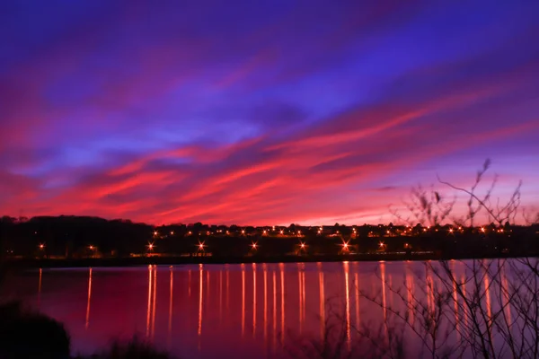 Farbenfroher Sonnenuntergang See Rosa Und Blaue Kumulonimbuswolken Die Sich Wasser — Stockfoto