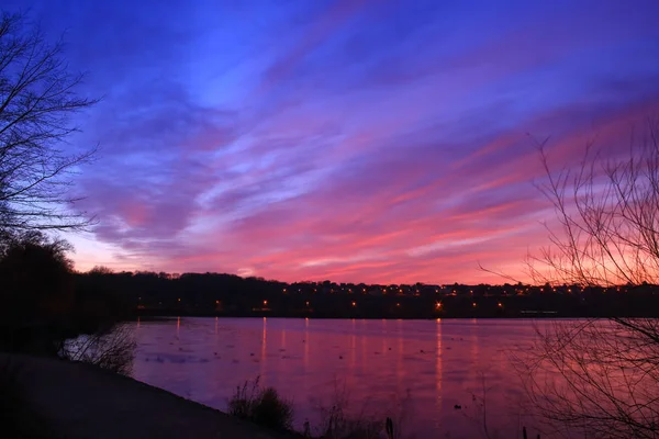 Farbenfroher Sonnenuntergang See Rosa Und Blaue Kumulonimbuswolken Die Sich Wasser — Stockfoto