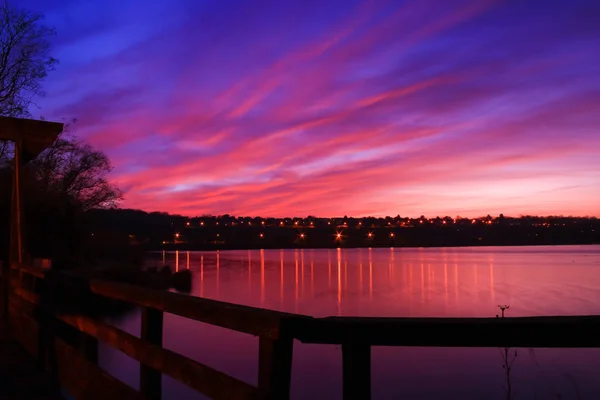 Farbenfroher Sonnenuntergang See Rosa Und Blaue Kumulonimbuswolken Die Sich Wasser — Stockfoto