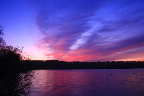 Pôr Sol Colorido Lago Nuvens Cumulonimbus Rosa Azul Que Refletem — Fotografia de Stock