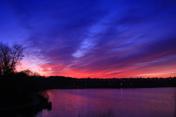 Pôr Sol Colorido Lago Nuvens Cumulonimbus Rosa Azul Que Refletem — Fotografia de Stock