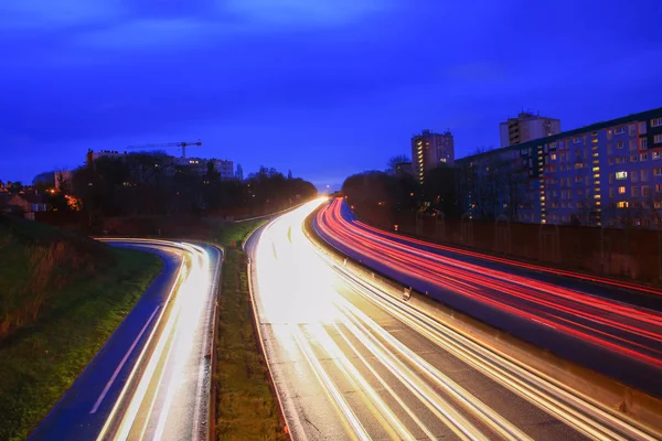 Beleuchtung Einer Autobahn Bei Nacht Mit Straßenverkehr Langzeitbelichtungsmodus Aus Autoscheinwerfern — Stockfoto