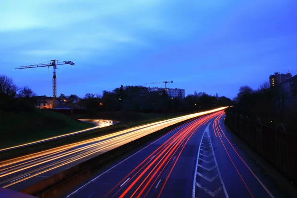 Beleuchtung Einer Autobahn Bei Nacht Mit Straßenverkehr Langzeitbelichtungsmodus Aus Autoscheinwerfern — Stockfoto