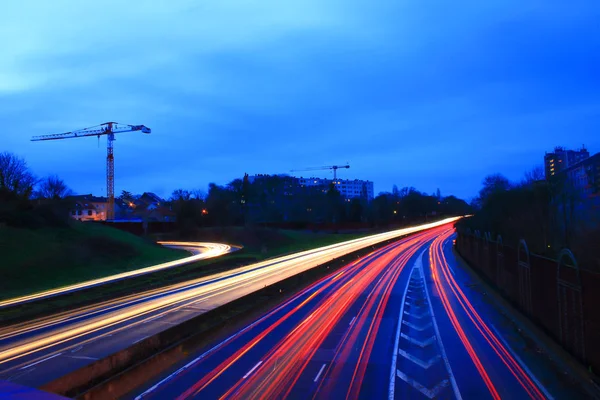 Beleuchtung Einer Autobahn Bei Nacht Mit Straßenverkehr Langzeitbelichtungsmodus Aus Autoscheinwerfern — Stockfoto