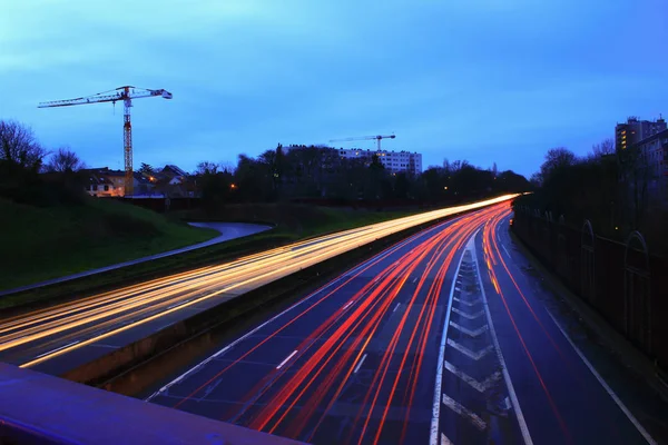 Beleuchtung Einer Autobahn Bei Nacht Mit Straßenverkehr Langzeitbelichtungsmodus Aus Autoscheinwerfern — Stockfoto