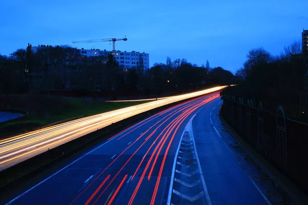 Beleuchtung Einer Autobahn Bei Nacht Mit Straßenverkehr Langzeitbelichtungsmodus Aus Autoscheinwerfern — Stockfoto