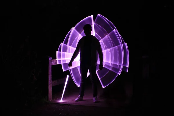 Silhueta Homem Com Sabre Luz Com Desenhos Néon Leds Lightpainting — Fotografia de Stock