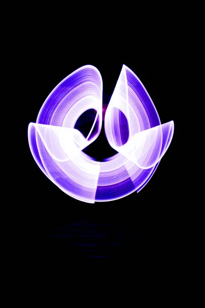 Gebogen Abstracte Vormen Gemaakt Van Violet Licht Sabel Achtergrond Lichtschildersessie — Stockfoto