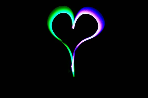 Ładne Fioletowe Zielone Serce Narysowane Lampą Podczas Nocnej Sesji Świetlnej — Zdjęcie stockowe