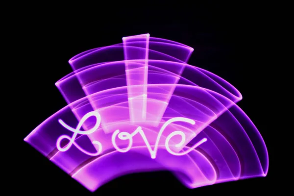 夜間の照明セッション中にLedランプで書かれた言葉の愛 概要ライトセーバーで描かれた曲面形状 — ストック写真