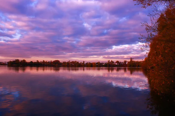 Hermoso Paisaje Otoñal Con Reflejos Nubes Lago Entorno Rural Borde —  Fotos de Stock