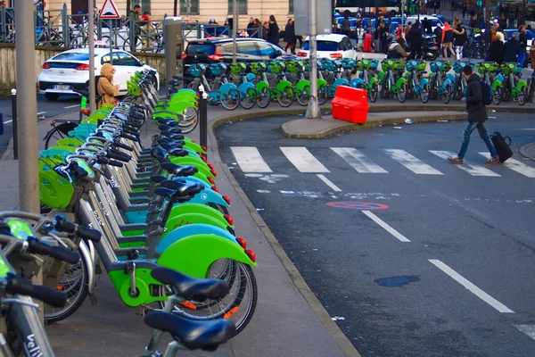 フランス 1月18日2020年Vlibレンタルステーション 行電気アシスト自転車 汚染に対する生態学的代替 都市交通 — ストック写真