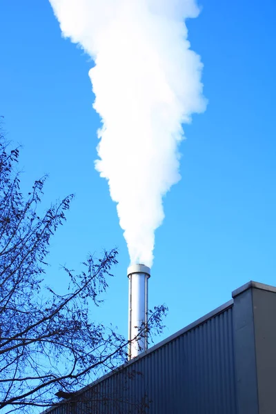 Fechar Numa Chaminé Industrial Fumaça Poluente Áreas Urbanas Céu Limpo — Fotografia de Stock