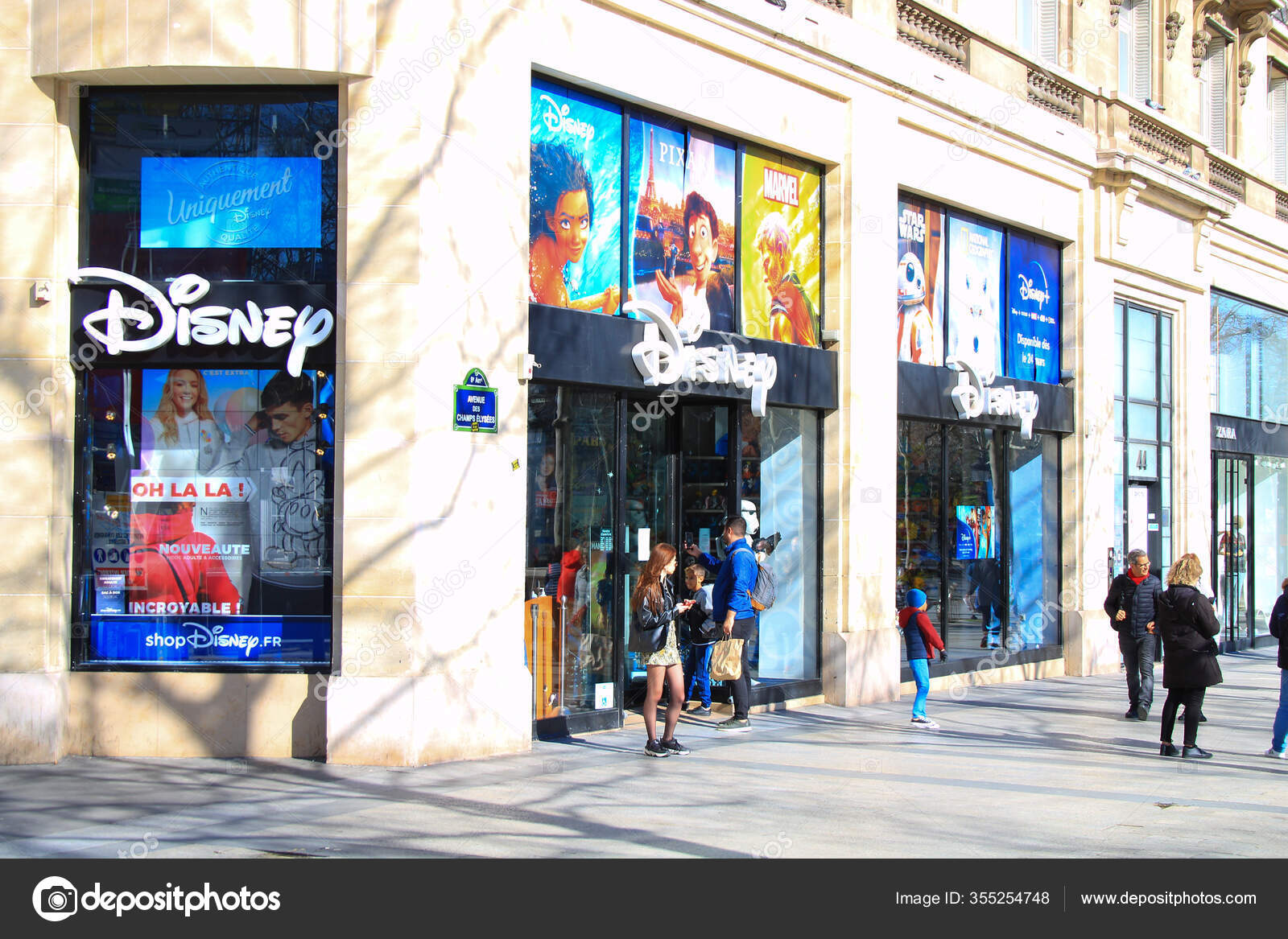 Paris France Mars 2020 Disney Store Magasin Jouets Célèbre Filiale — Photo  éditoriale © BrunoG #355254748