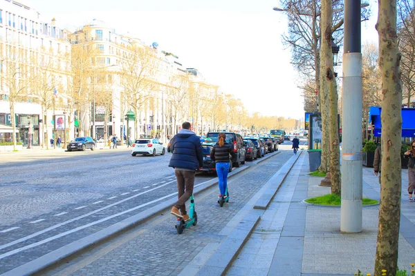 París Francia Marzo 2020 Pareja Haciendo Trotinette Eléctrica Avenida Champs — Foto de Stock