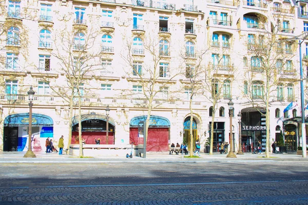 フランス 2020年3月15日 シャンゼリゼ通りのお店 コロナウイルスの流行を制御するために封じ込めのために閉鎖されました 観光客なしの空の通り — ストック写真