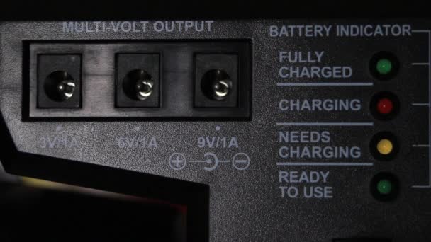 带有题词的电池指示器 需要充电和充电 看到明亮的红色 绿色和黄色 带有电压指示的分支 — 图库视频影像