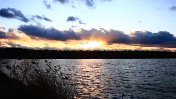 Piękny Zachód Słońca Nad Jeziorem Odbicia Promieni Słonecznych Wodzie Sylwetka — Wideo stockowe