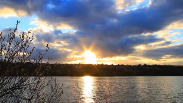 Pôr Sol Bonito Sobre Lago Reflexões Dos Raios Solares Sobre — Vídeo de Stock