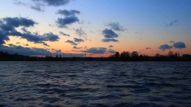 湖の上に美しい夕日 カメラに手を振って 背景に木のある地平線のシルエットは — ストック動画