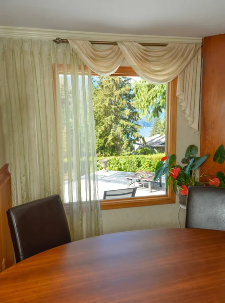 Interior de la casa residencial de lujo con vista al paisaje a través de la ventana —  Fotos de Stock