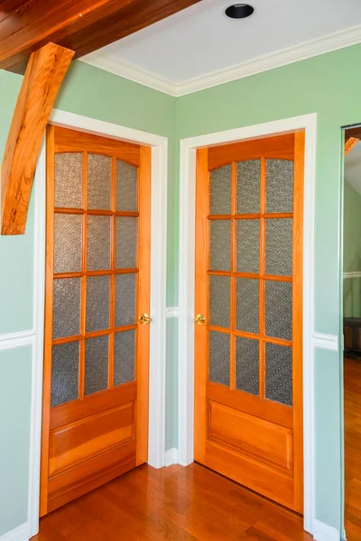Trä franska dörrar lyx hus. Inredning — Stockfoto