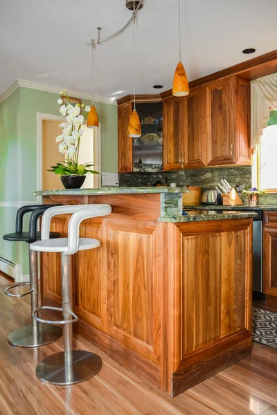 Elegante cozinha interior de madeira com cadeiras altas ao lado da mesa da ilha . — Fotografia de Stock