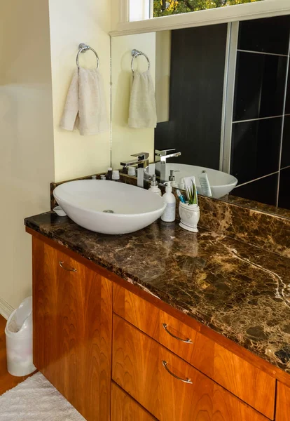 Руки миють басейн у дзеркалі у ванній кімнаті розкішного будинку . — стокове фото