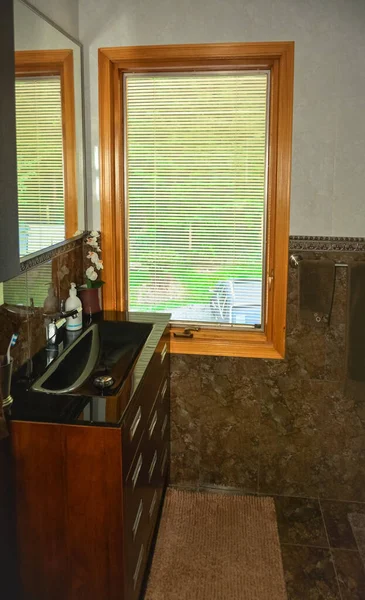 Czarna umywalka przy oknie w łazience luksusowego domu. — Zdjęcie stockowe