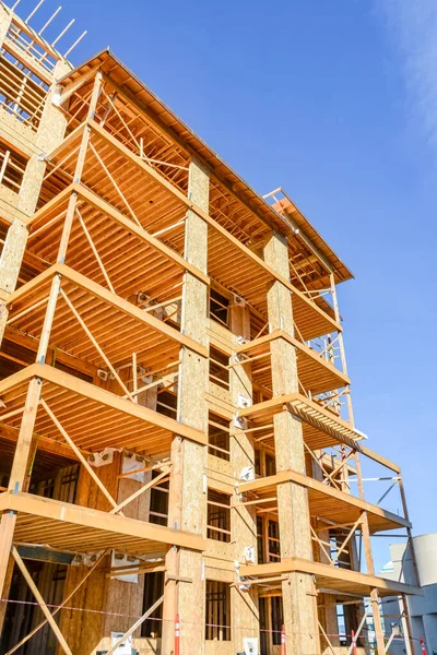 Bâtiment à ossature de six étages en construction sur fond de ciel bleu — Photo
