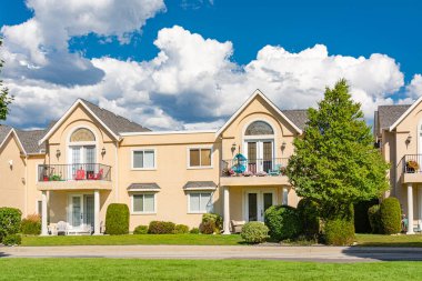 Sokaktan özel girişi olan lüks konutlar.