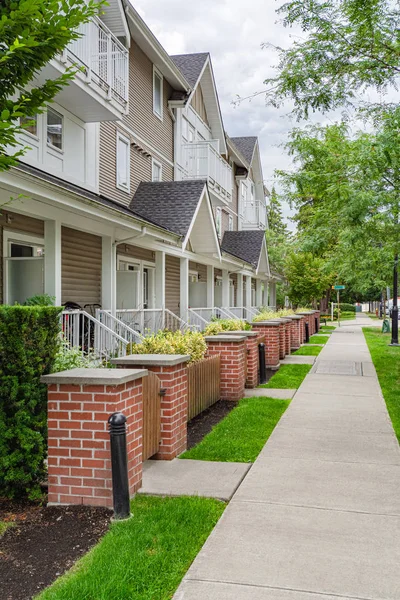 İ.Ö. Vancouver 'da zorlu bir günde önünde beton patika olan kasaba evleri.