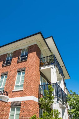 Mavi gökyüzü arka planında yepyeni bir apartmanın köşesi.