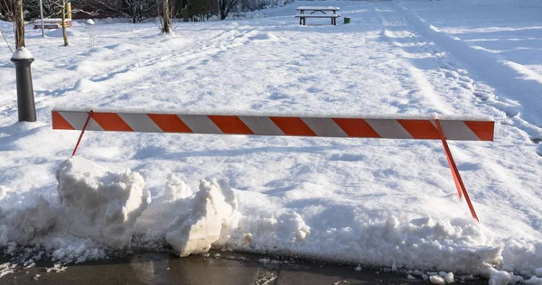 Acil durum bariyerleri karlı eğlence bölgesini kapatıyor. — Stok fotoğraf