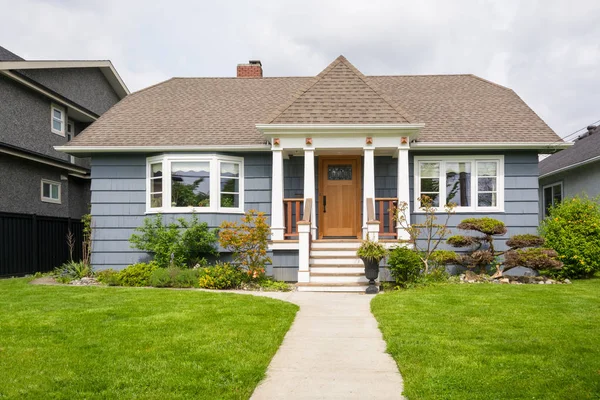 Average residential house with concrete pathway to the main entrance — Stock Photo, Image